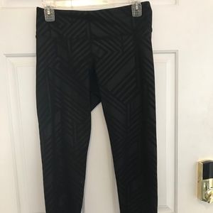 OLD NAVY ACTIVE BLACK STRIPED CROP LEGGINGS M